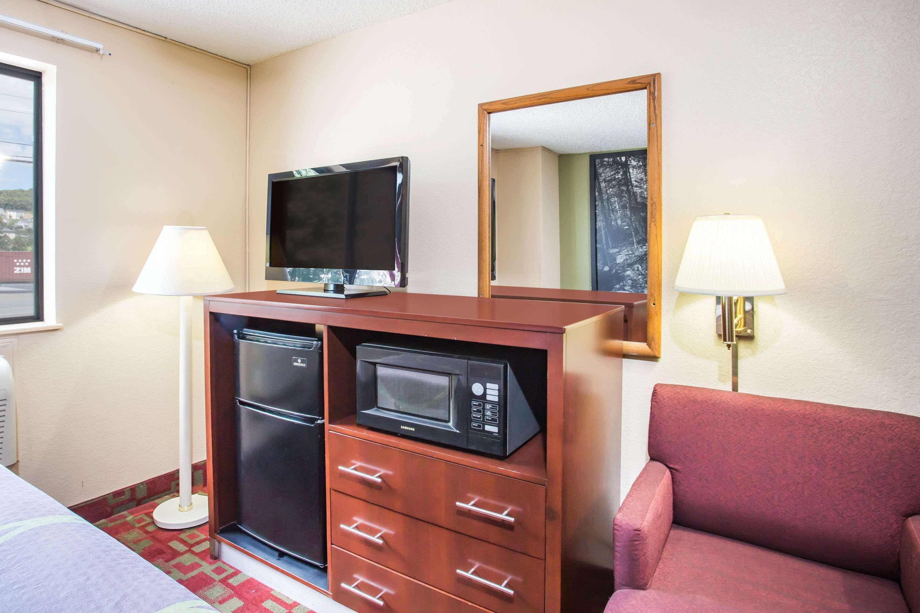 Super 8 By Wyndham Motel